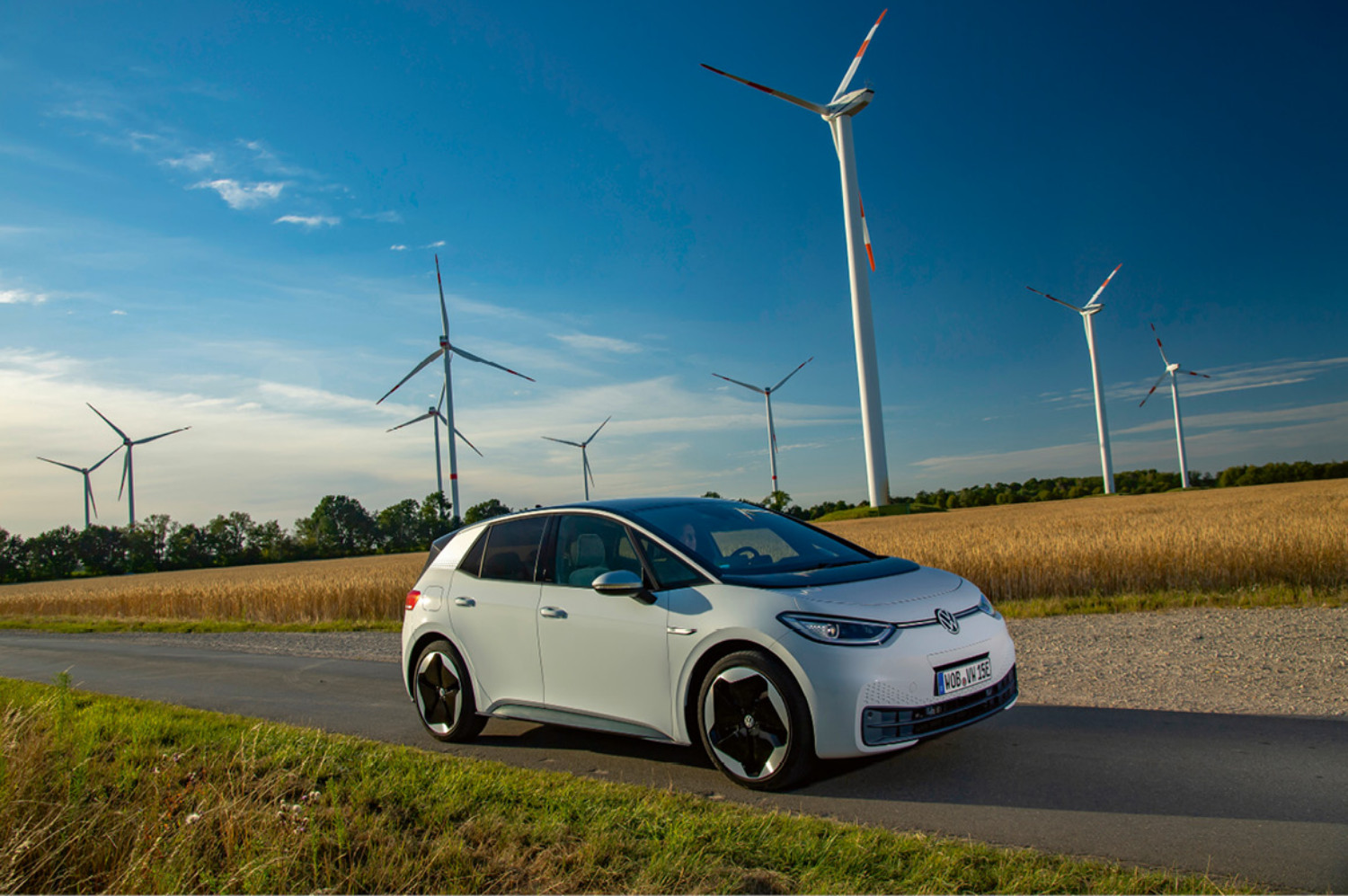 O elétrico Volkswagen ID.3 e uma das fontes de energia limpa: a energia eólica