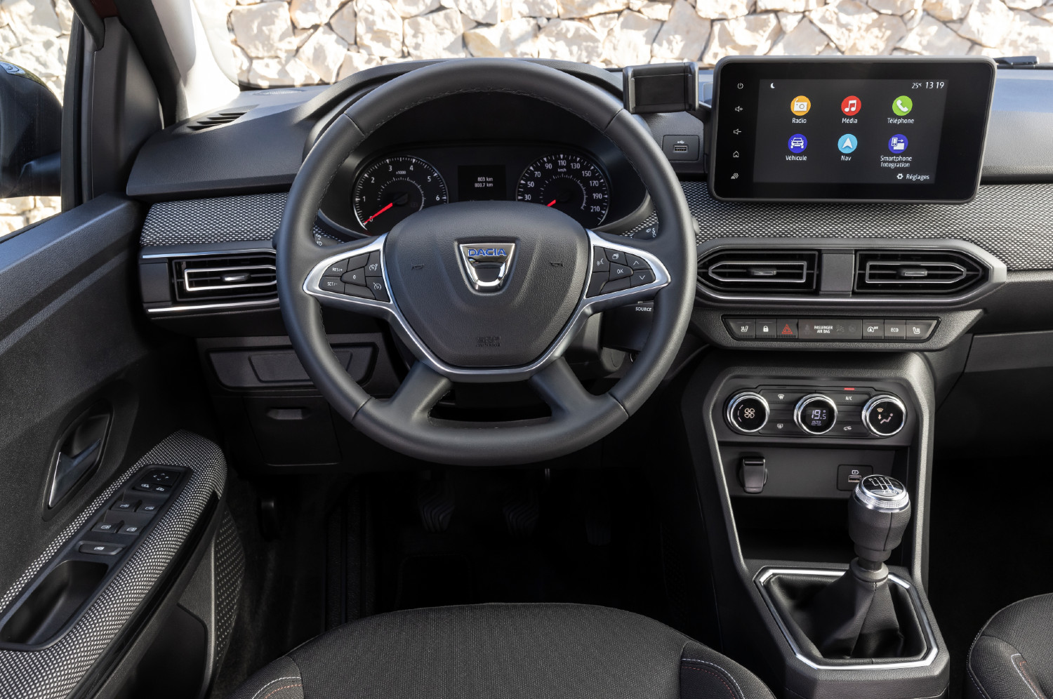 Aqui apresentado na versão SL Extreme, o Dacia Jogger apresenta um ambiente praticamente decalcado do estreado no novo Sandero