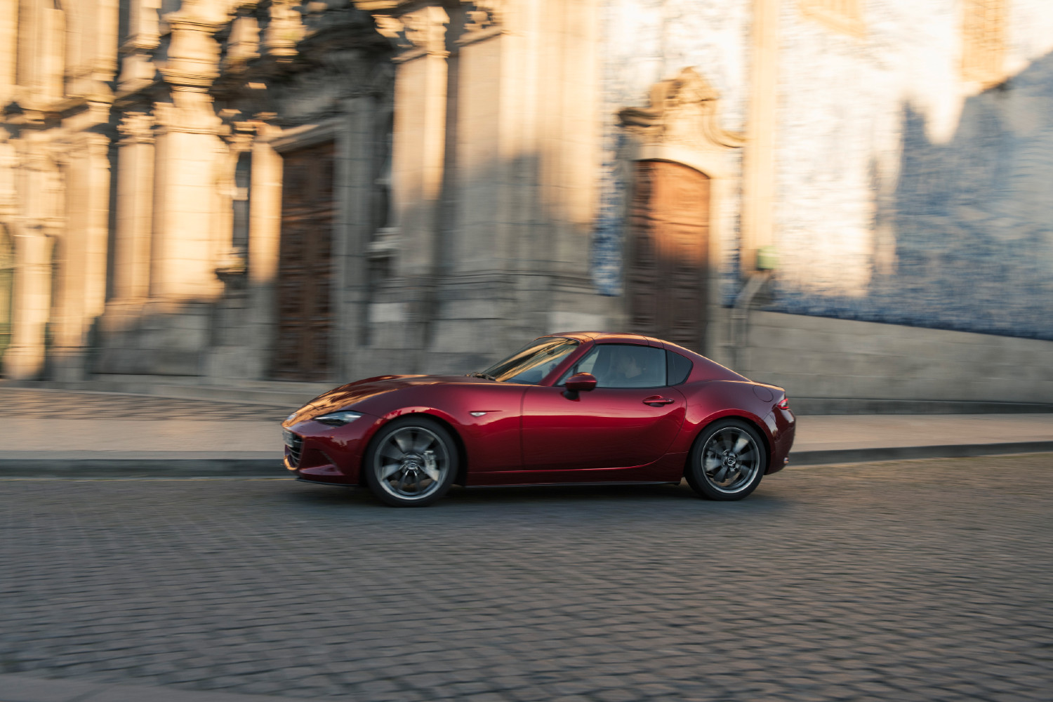 Com esta renovação já para 2022, o Mazda MX-5 passa a beneficiar da tecnologia Kinamatic Posture Control