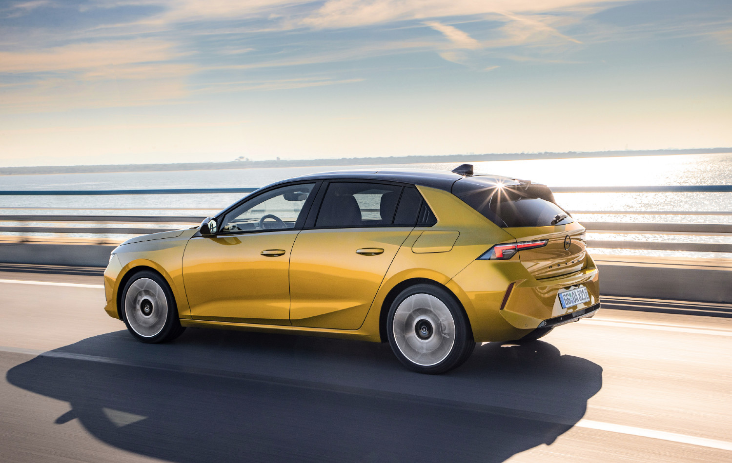 Proposto, tanto com motores a gasolina, como Diesel, o novo Opel estreia, igualmente, uma motorização PHEV