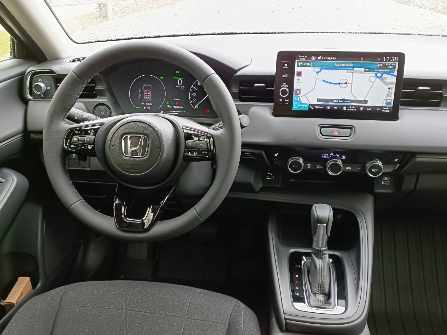 O novo Honda HR-V apresenta um habitáculo funcional, graças também aos comandos físicos