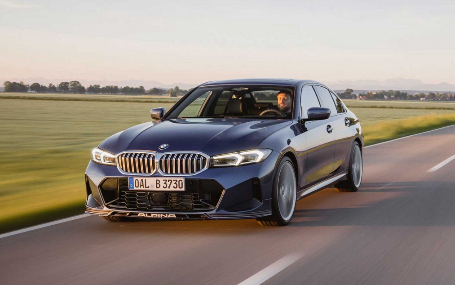 Versão mais luxuosa do conhecido BMW Série 3, o Alpina B4 passa a ostentar, também, mais potência