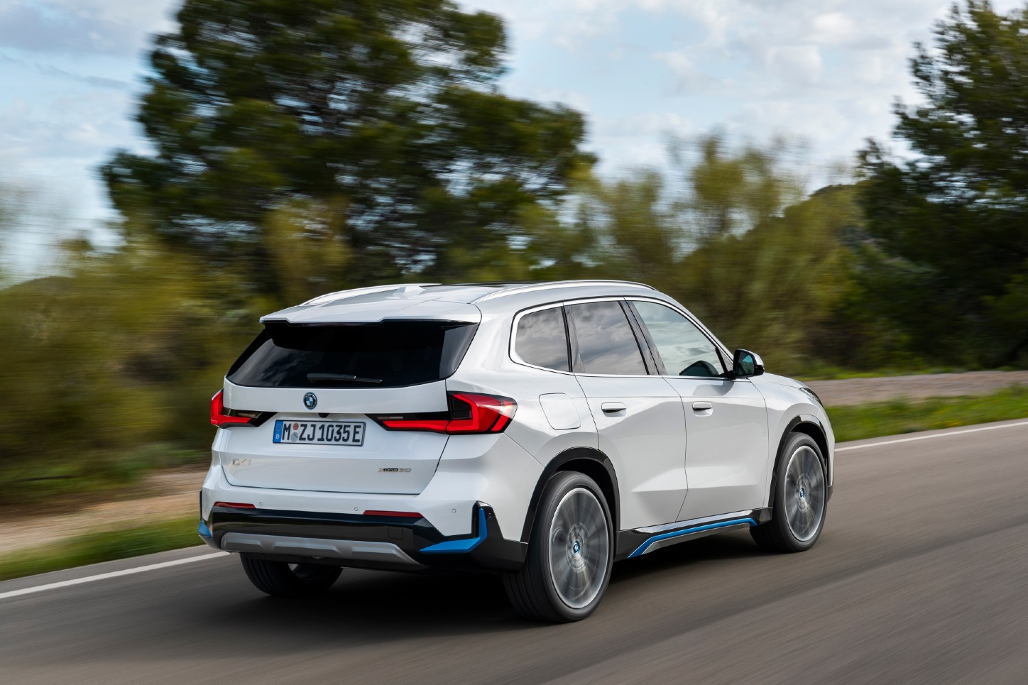 Recorrendo a uma bateria de 67,4 kWh, o BMW iX1 anuncia uma autonomia exclusivamente elétrica que varia entre os 413 e os 438 km