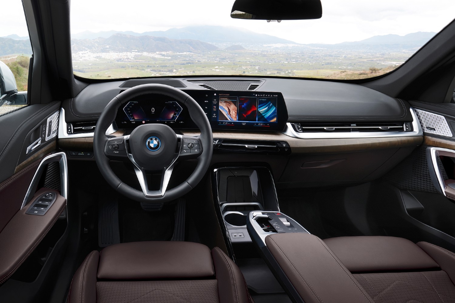 Tanto iX1, como as versões de combustão do novo X1, beneficiam da mais recente evolução do BMW iDrive