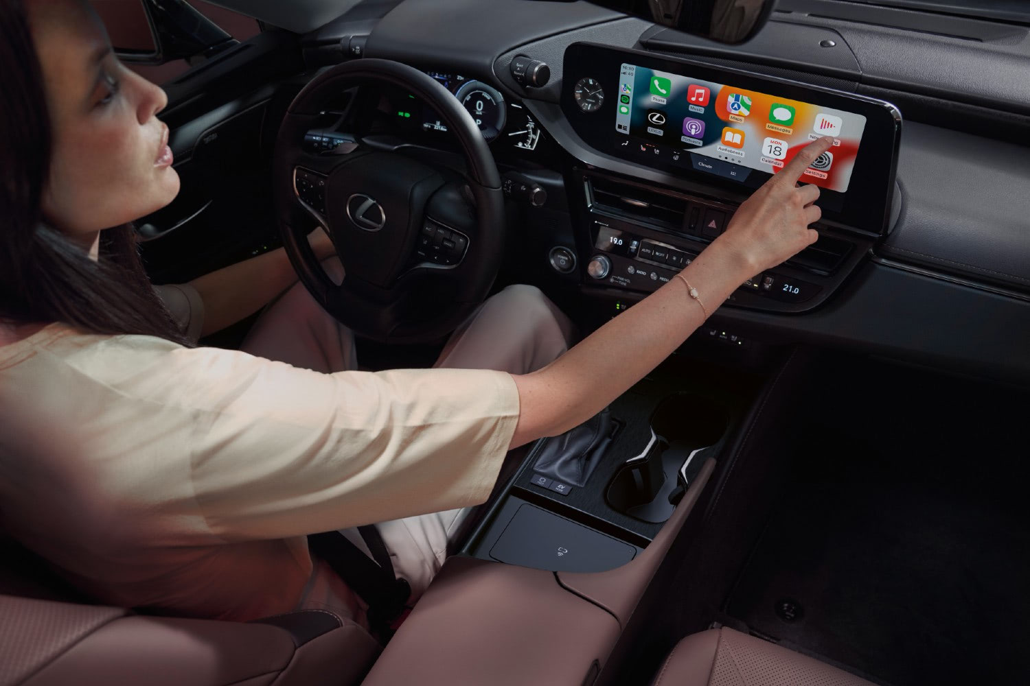 O renovado Lexus ES passa a contar com o emparelhamento Apple CarPlay sem recurso a fios