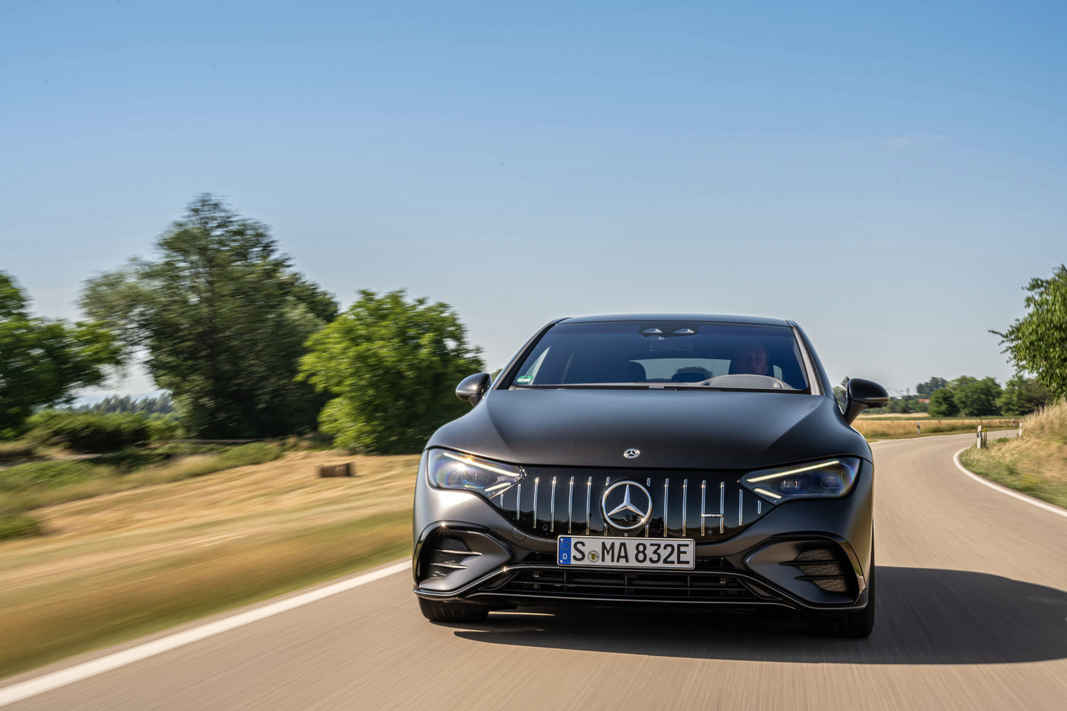 O Mercedes-AMG EQE 53 4MATIC+ passa a ser a versão de topo na gama da berlina 100% elétrica da marca da estrela