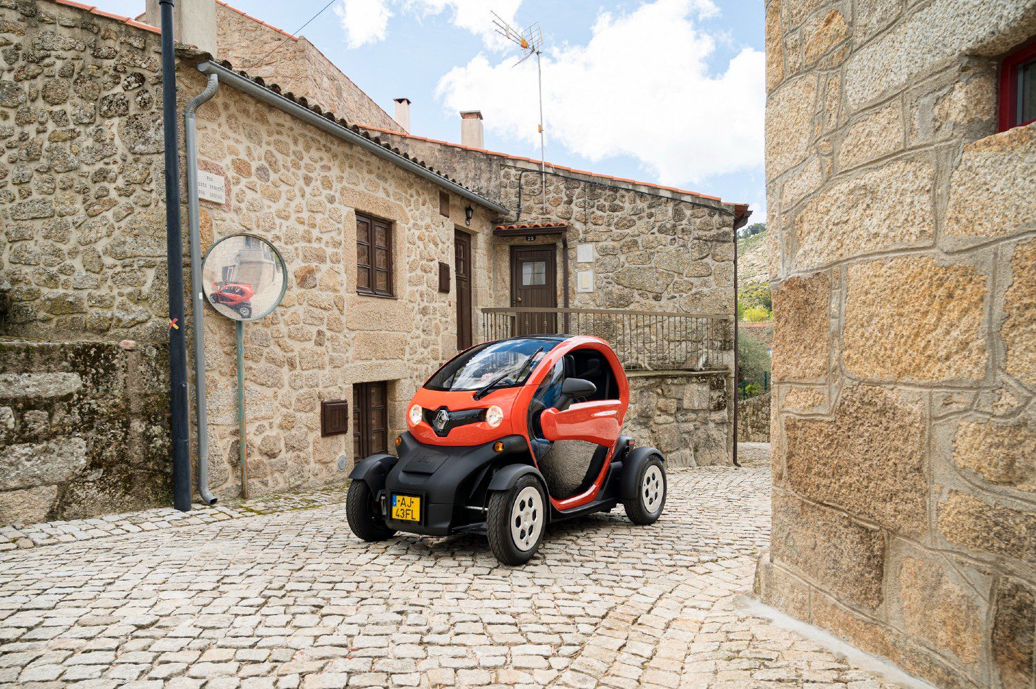 O Renault Twizzy é o modelo mais vocacionado para os mais jovens, na sua visita à Aldeia Histórica de Castelo Novo
