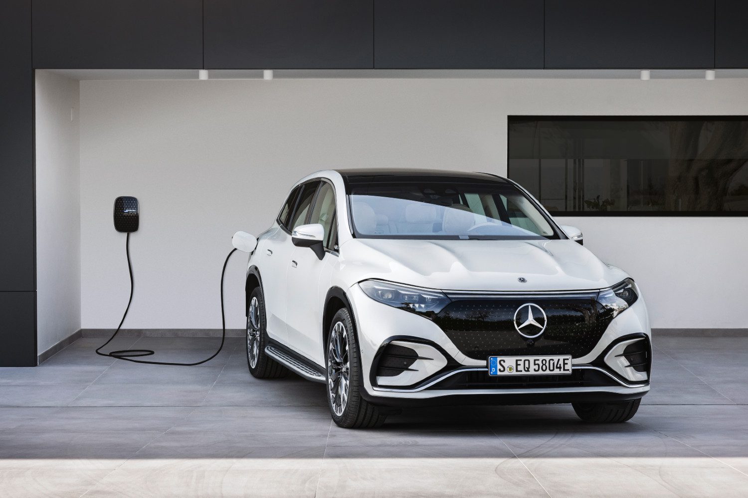 O EQS é o primeiro SUV topo de gama e de luxo na oferta da família elétrica da Mercedes EQ  