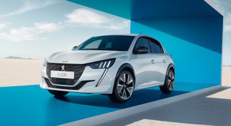 Mais potência e autonomia. Peugeot e-208 anuncia evolução tecnológica para 2023