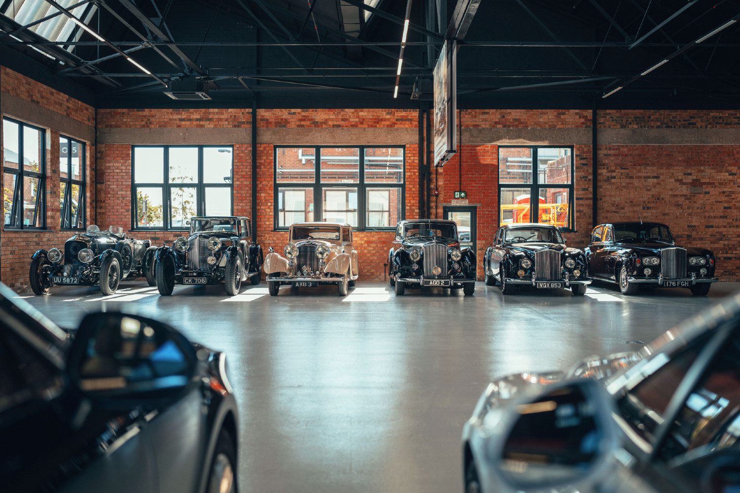 Testemunho de uma história de 103 anos já cumpridos, a Heritage Garage da Bentley reabre agora nas instalações históricas da empresa 