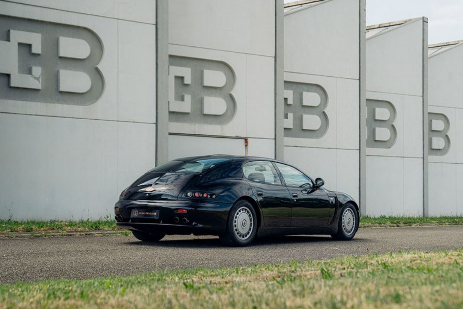 A berlina EB112 ostenta uma traseira inspirada no histórico Bugatti Atlantic