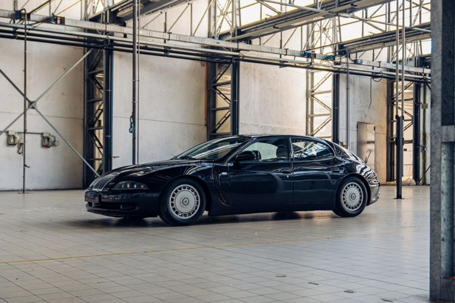 Graças a um V12 fornecido pela Volkswagen, o EB112 consegue acelerar dos 0 aos 100 km/h em apenas 4,4s
