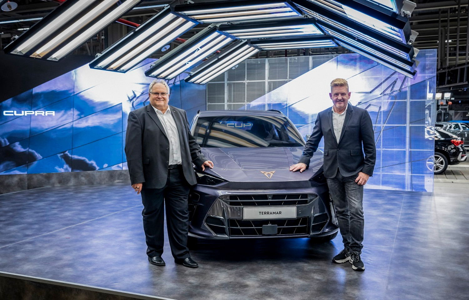 O Cupra Terramar, ladeado, à esquerda, por Alfons Dintner, CEO da Audi Hungria, e, à direita, por Wayne Griffiths, CEO da Cupra 