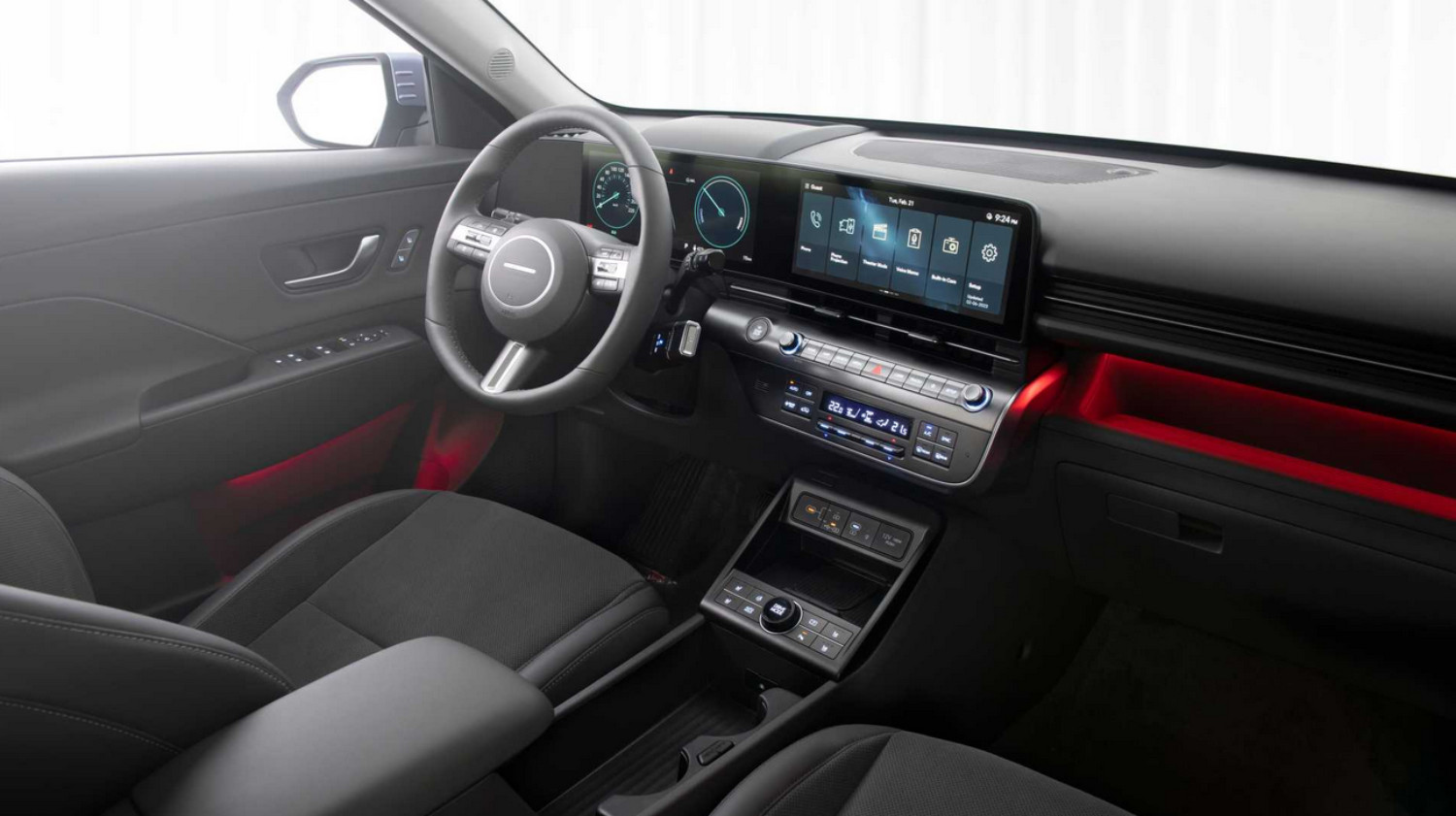 Com um interior totalmente reformulado, o novo Kauai EV mantém ao painel com os dois ecrãs digitais integrados, mas de maior dimensão