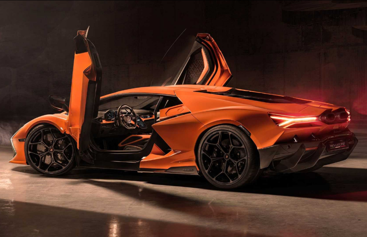 Com um habitáculo mais espaçoso, o Lamborghini Revuelto conta, igualmente, com algumas soluções de funcionalidades invulgares nos modelos da marca italiana