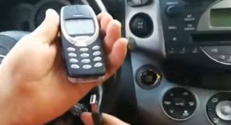 Lembra-se dele? Mítico Nokia 3310 está de regresso… para roubar carros!
