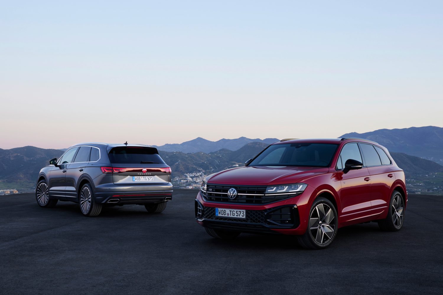 O renovado Volkswagen Touareg, nas versões Elegance (esq.) e R-Line