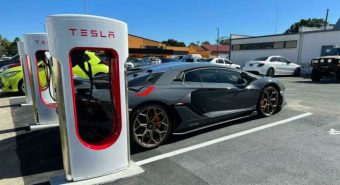 Lamborghini e McLaren de combustão em supercarregador da Tesla