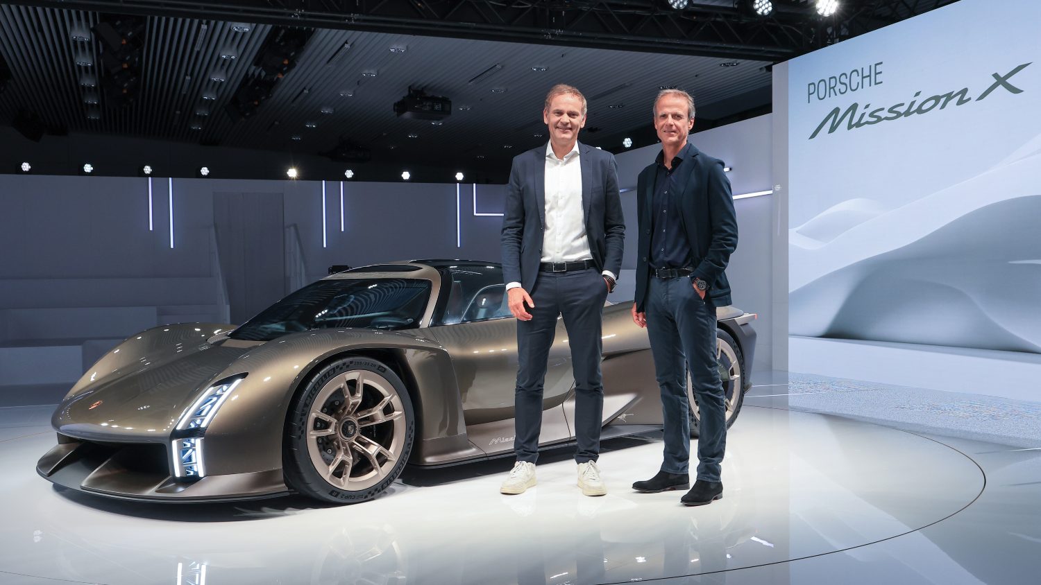 O novo Porsche MissionX Concept, apresentado pelo CEO da Porsche, Oliver Blume (esq.), e o director de Design, Michael Mauer