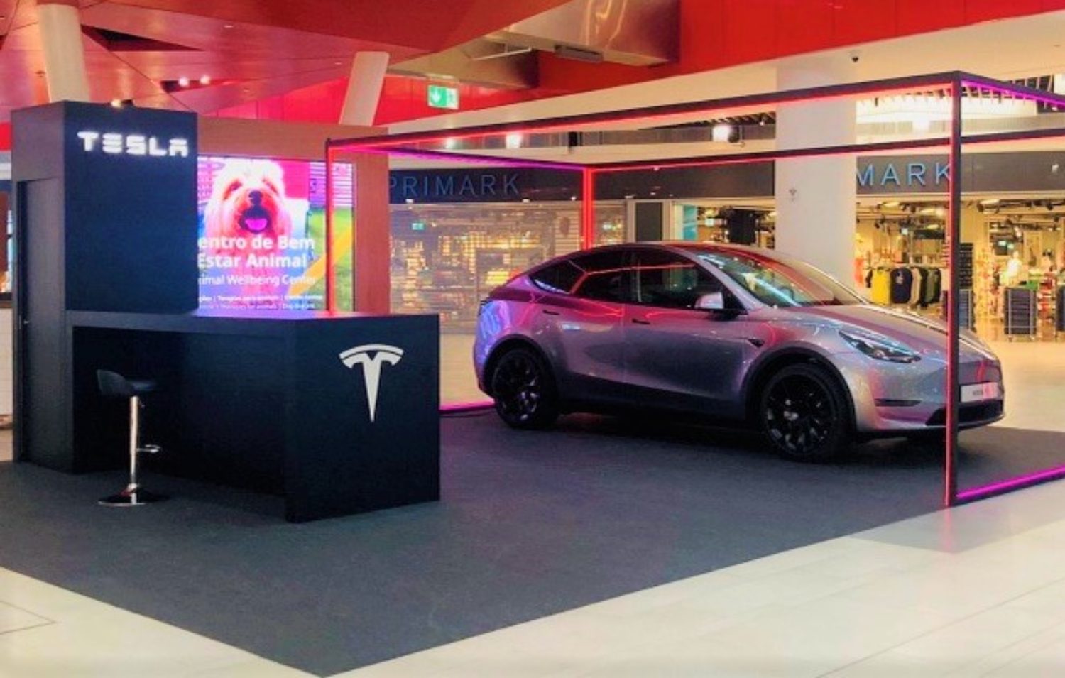 A Tesla Pop-Up Store no MAR Shopping, em Almancil