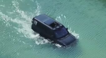 Não, não é um Tesla. Afinal, há mesmo um SUV que consegue andar na água!