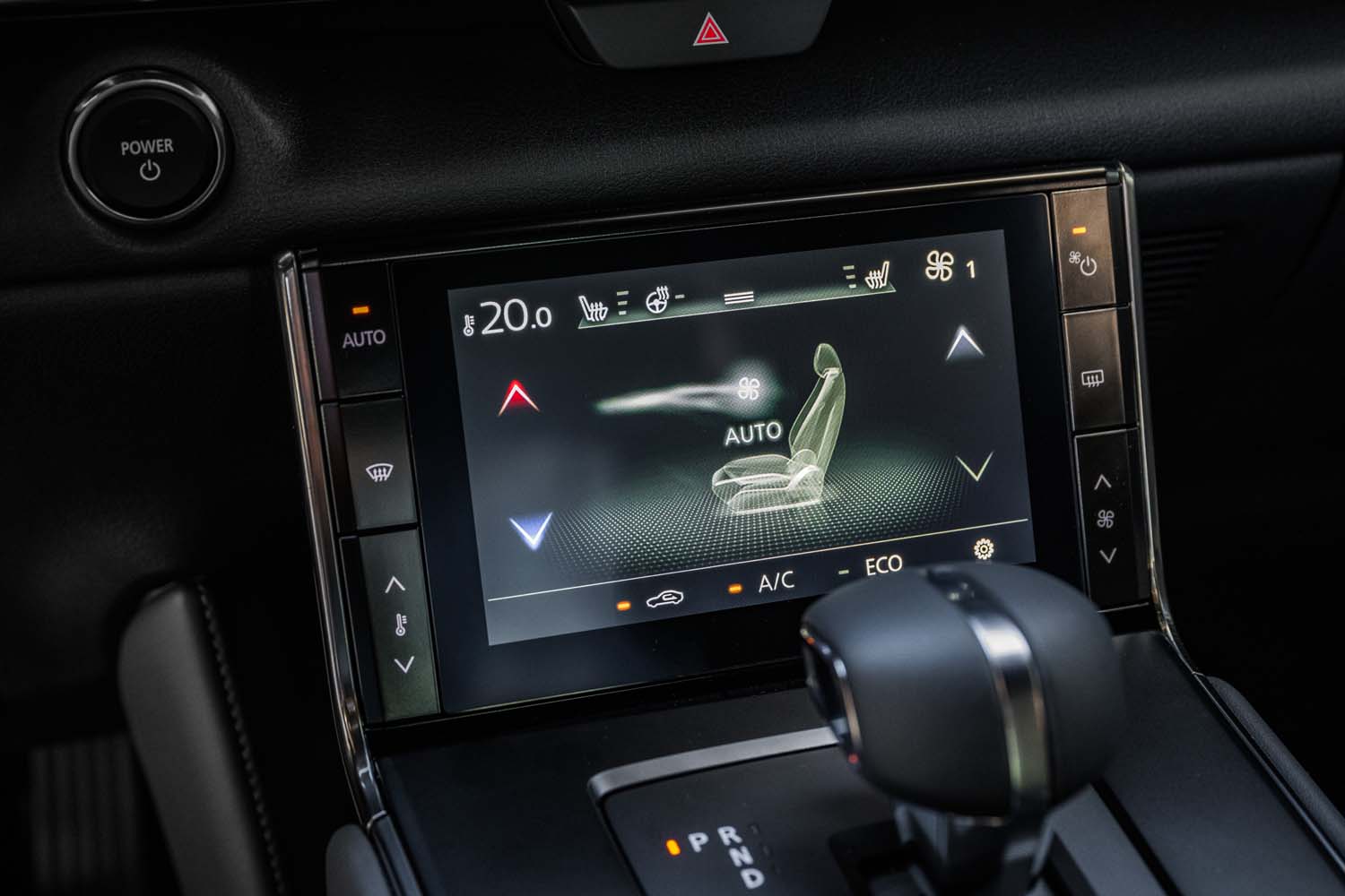 Ecrã para controlar a climatização do Mazda MX-30
