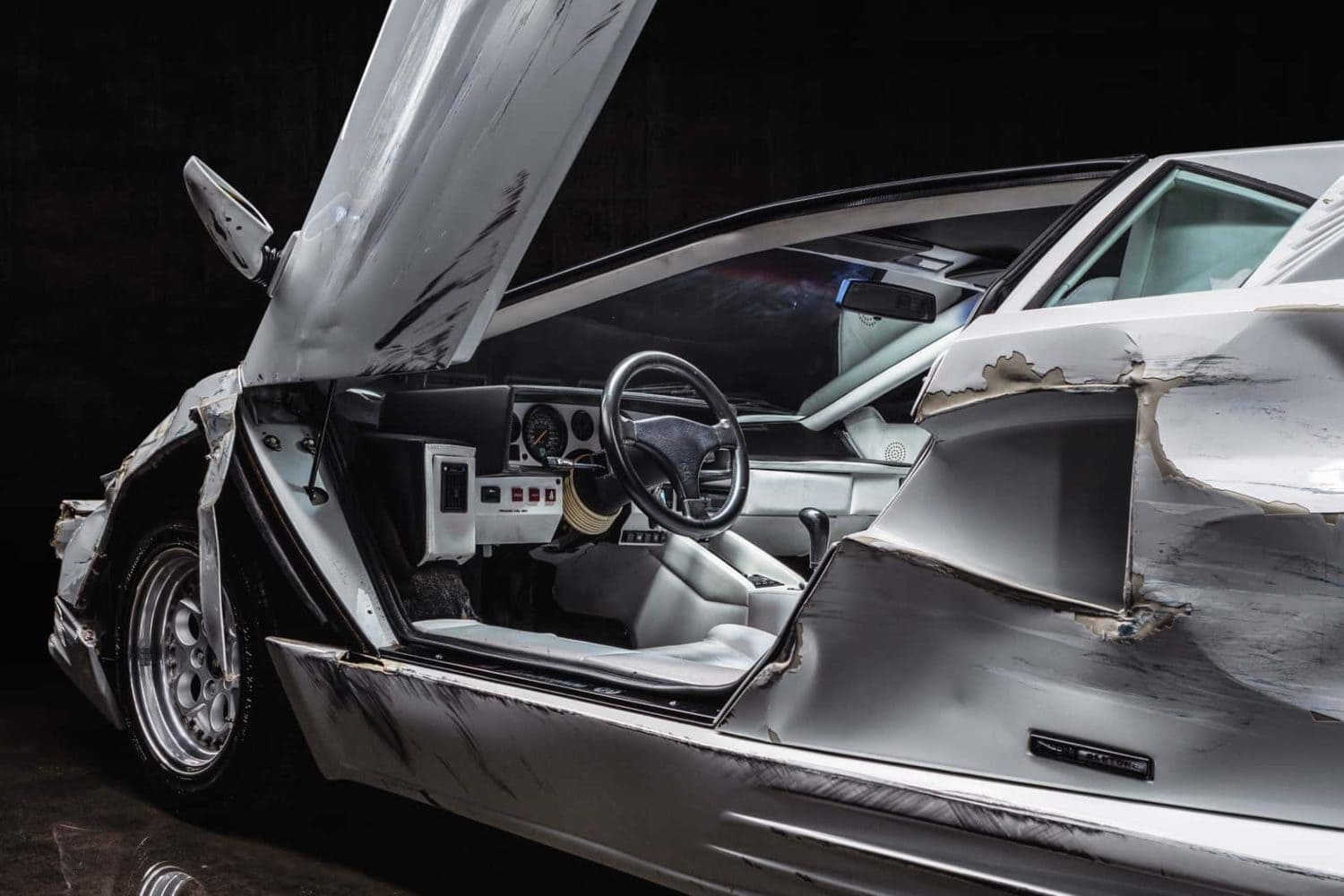 O Lamborghini Countach apresenta um interior com a mesma cor do exterior 