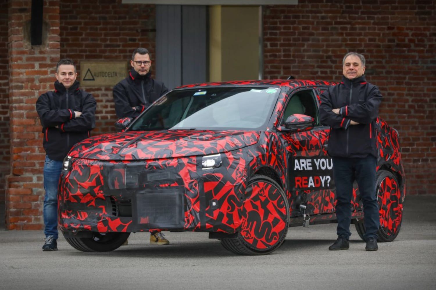 O futuro Alfa Romeo Milano, ainda fortemente camuflado