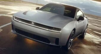 Dodge Charger troca V8 Hellcat por seis cilindros e motor elétrico