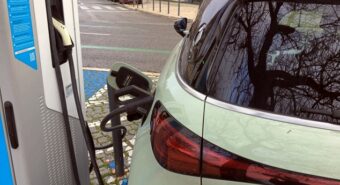Metade dos veículos novos vendidos em Portugal já são híbridos ou elétricos