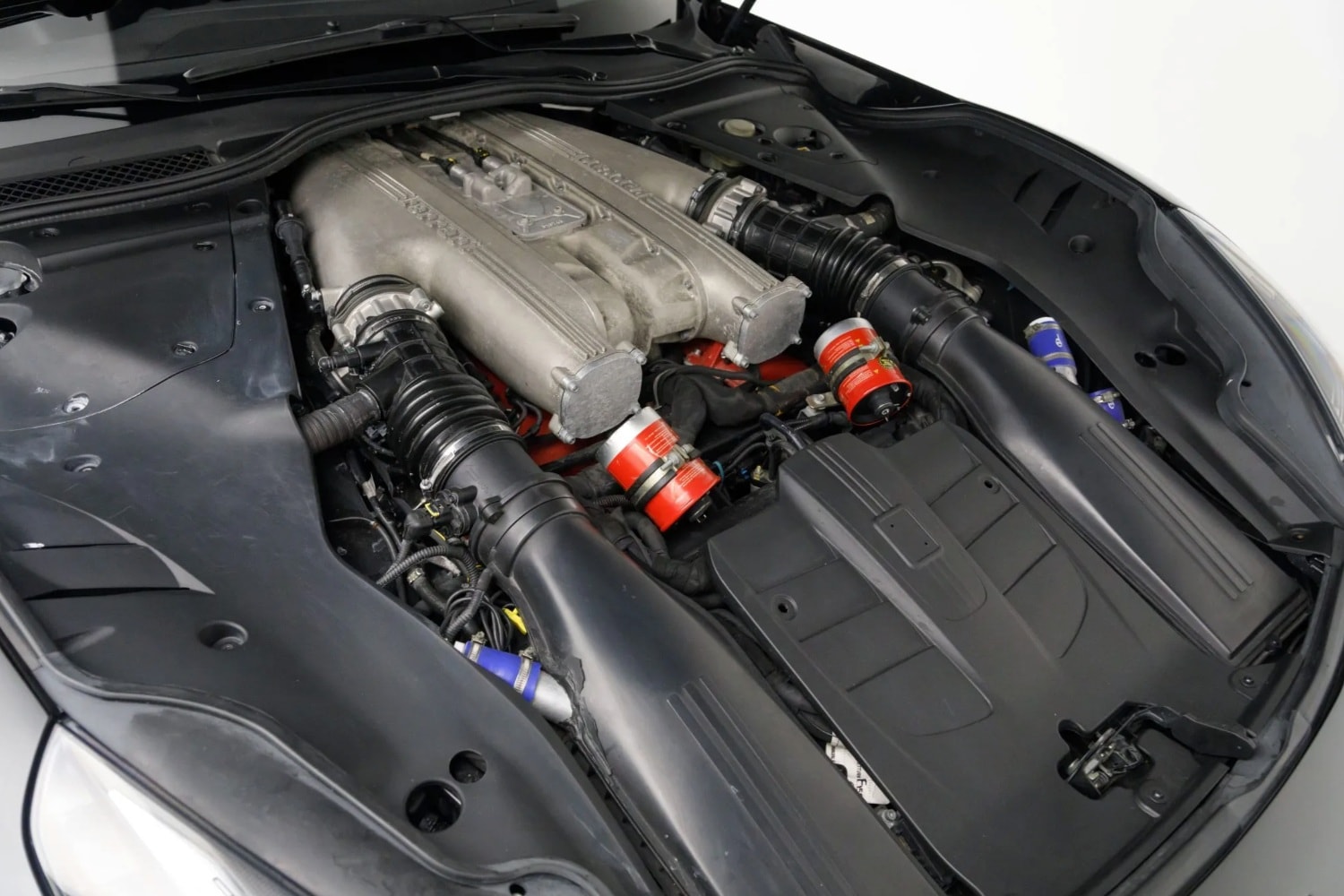 O motor V12 que equipa o protótipo de desenvolvimento é o mesmo do F12tdf versão de produção... com algumas pequenas alterações 